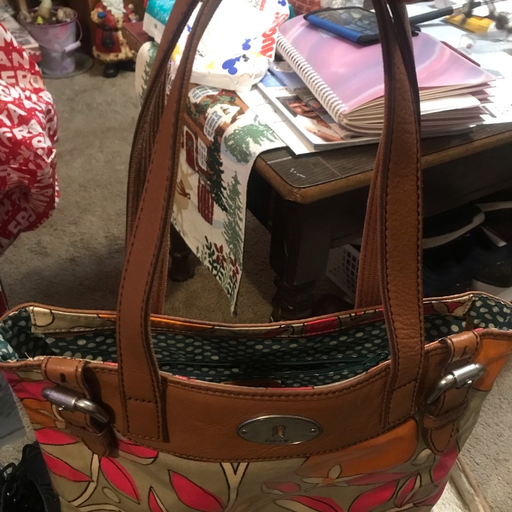 Fossil leather pruse